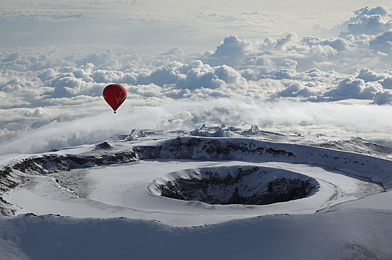 Kráter Kibo vedle vrcholu Kilimandžára jménem Uhuru, který se tyčí do výšky 5...