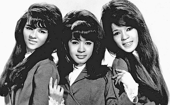 Trio The Ronettes v roce 1966. Ronnie Spectorová uprosted.