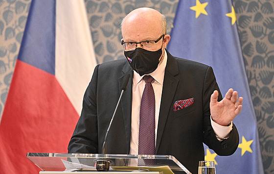 Ministr zdravotnictví Vlastimil Válek na tiskové konferenci po jednání vlády....