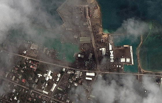 Kombinace satelitních snímk ukazuje pístav ve mst Nuku'alofa na Tonze....