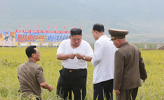Severokorejský vůdce Kim Čong-un na návštěvě farmy v provincii Hwanghae. (12....