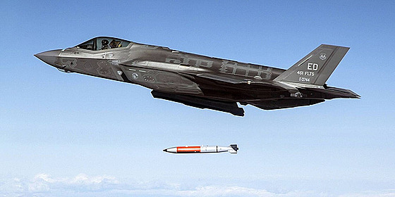 F-35A odhazuje cvičnou verzi jaderné pumy B61-12.
