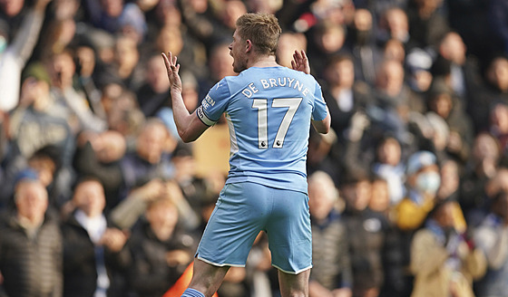 Záloník Kevin de Bruyne z Manchesteru City se raduje ze svého gólu.