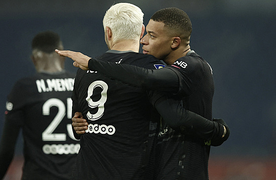 Paíský útoník Kylian Mbappé (vpravo) oslavuje svoji trefu s Maurem Icardim.