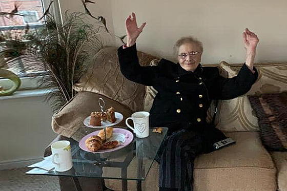 Edna strávila své 100. narozeniny sama ve svém dom kvli lockdownu.