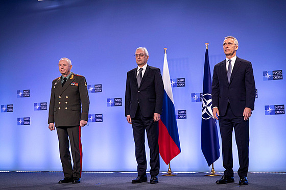 Námstek ruského ministra zahranií Alexandr Gruko (uprosted) a éf NATO Jens...