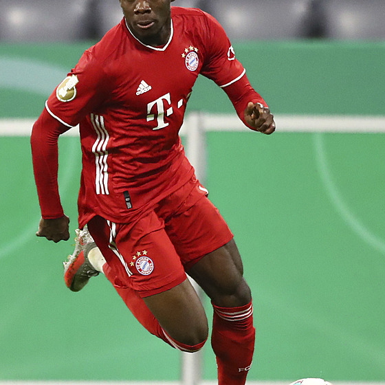 Alphonso Davies z Bayernu Mnichov vede mí.