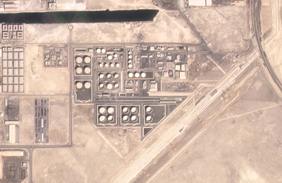 Satelitní snímek ropných zásobník v Abú Zabí, na které v pondlí zaútoili...