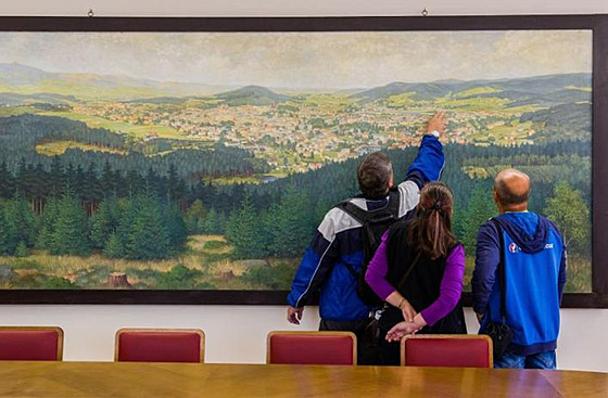Obrazy zdobí zasedací sály jablonecké radnice, na jednom je panorama msta.