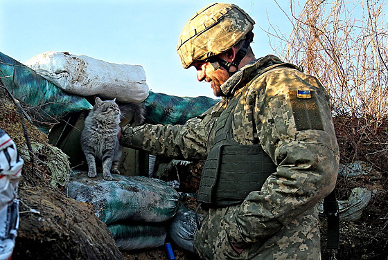 Ukrajinský voják na frontové linii na východ zem. 
