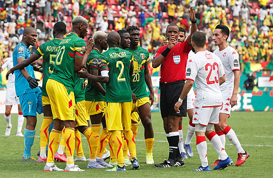 Zambijský rozhodčí Janny Sikazwe nařídil během utkání afrického šampionátu mezi...