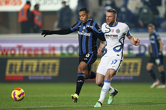 Luis Muriel (vlevo) z Atalanty a Milan �kriniar z Interu Milán stíhají balon.