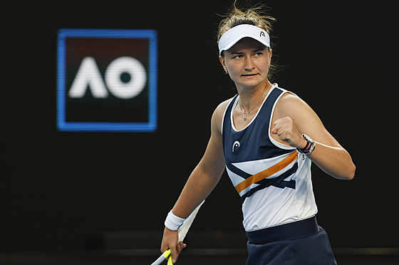 Barbora Krejčíková se raduje během druhého kola Australian Open.