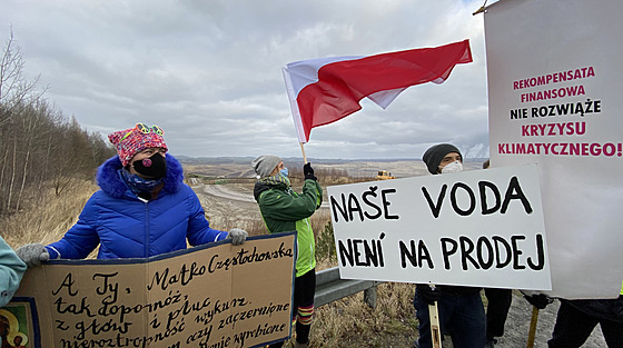 Nkolik desítek aktivist z eska, Nmecka i Polska se selo u brány polského...