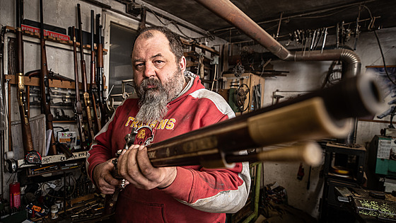 Puka Milo Skrbek z Vysoké nad Labem vyrábí repliky historických zbraní.