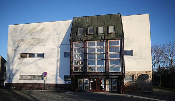 Socialistická budova městského kina a divadla v Havlíčkově Brodě celkově není v reprezentativním stavu. Její rekonstrukce začíná přestavbou toalet. Do sálu se kvůli ní vstupuje z boční uličky (na snímku vlevo vedle budovy).