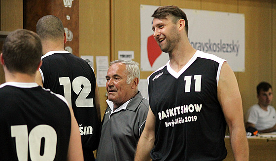 Nkdejí basketbalový reprezentant a trenér Zdenk Hummel (v edém triku) pi...