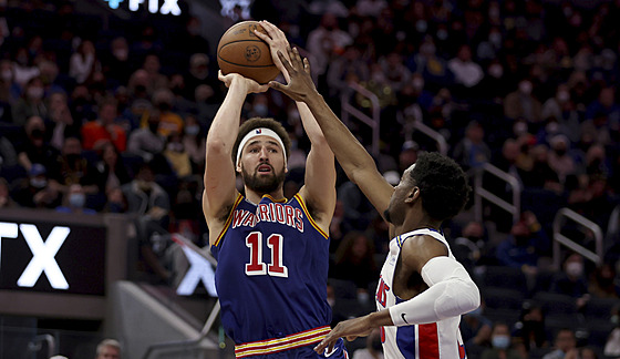 Klay Thompson z Golden State pi stelb, brání ho Josh Jackson z Detroitu.