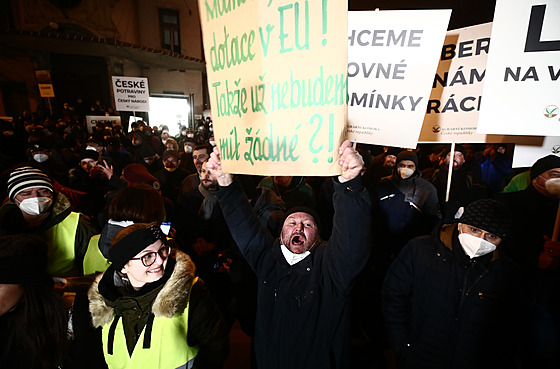 Zemdlci protestují v Praze u Úadu vlády proti zmnám dotaních plán. (11....