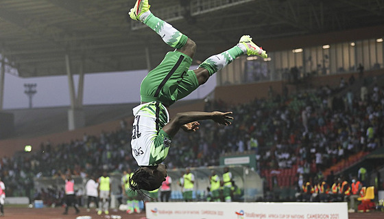 Nigerijský fotbalista Moses Simon slaví saltem gól v duelu se Súdánem.