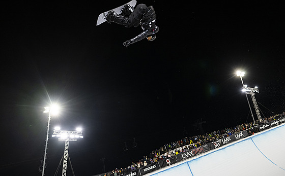 Americký snowboardista Shaun White  za závod v U-ramp v Laaxu.