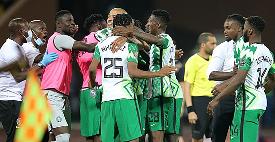 Fotbalisté Nigérie se radují z gólu v zápase s týmem Guineji-Bissau.