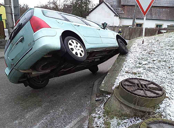 Auto zstalo po nehod nebezpen naklonné.