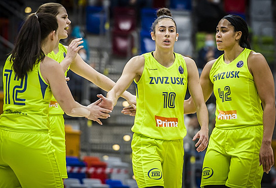 Basketbalistky USK Praha se povzbuzují. Zleva Tereza Vyoralová, Alena Hanuová,...