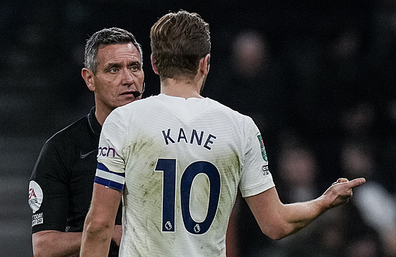 Harry Kane z Tottenhamu si stuje u rozhodího.