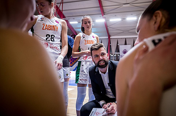 Viktor Prua se snaí ovlivnit basketbalistky abin Brno.