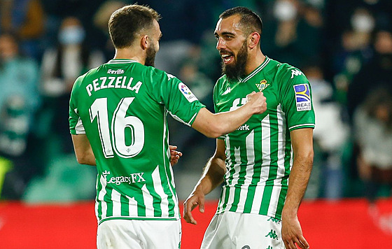 Borja Iglesias (vpravo) z Real Betis Sevilla slaví svj gól s Germanem Pezzelou.