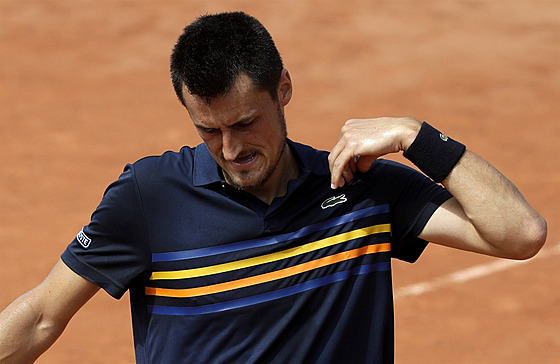 Australan Bernard Tomic bhem prvního kola Roland Garros hraje proti Marcu...