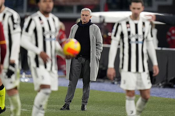 José Mourinho, trenér fotbalistů AS Řím, během utkání s Juventusem.