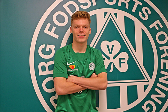 Jan Žambůrek pózuje v dresu svého nového klubu, dánského Viborgu.