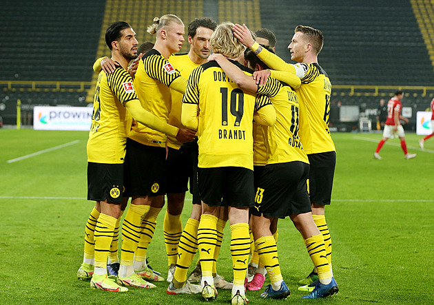 Dortmund v bundesligové předehrávce naložil Freiburgu pět gólů