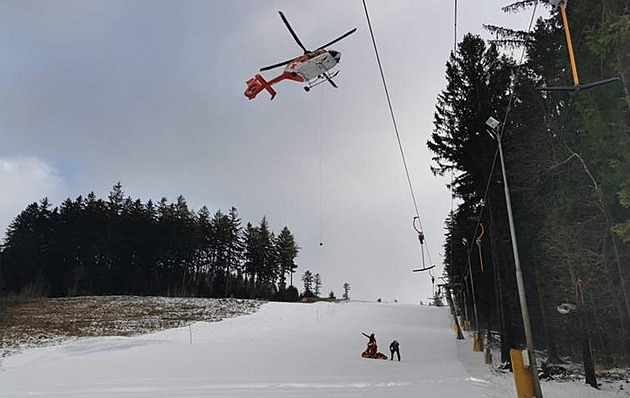 Vrtulník letecké záchranné sluby vzlétl v sobotu odpoledne k zranné turistce....