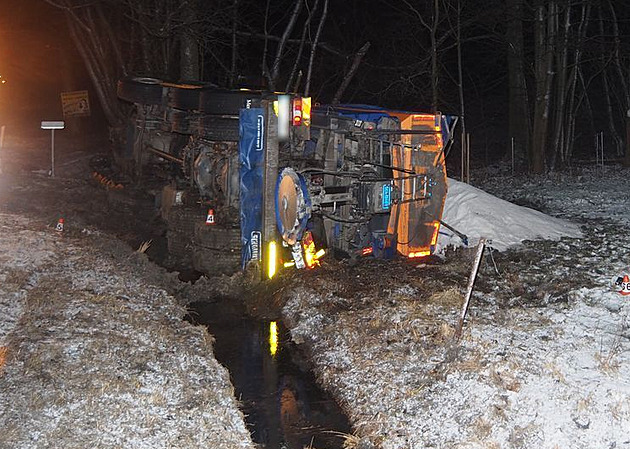 Sypa, který havaroval mezi Sobotínem a Rudolticemi na umpersku, skonil ...