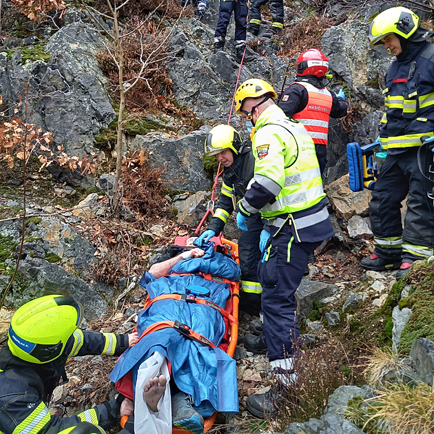 Ze skal v Divoké Šárce spadl muž, na pomoc mu vyrazili i lezci hasičů