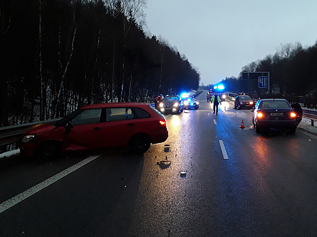 Řada nehod zkomplikovala dopravu na Liberecku. Ze silnic je kluziště