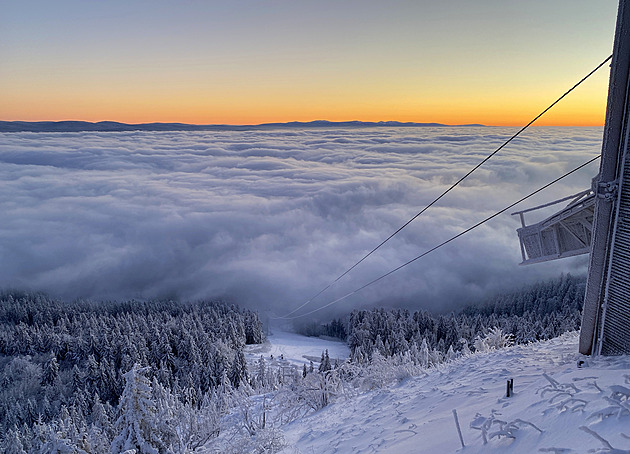 Česko čekají silné mrazy. Meteorologové varují před závějemi, ale i povodněmi