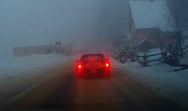 VIDEO: Řidič se zákazem ujížděl policii zasněženými Jizerkami