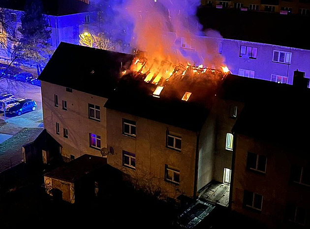Policisté vyvedli z hořícího domu šest lidí, všichni byli dezorientovaní