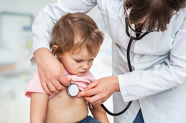 Pediatrů je dost, ale problém je návrat ke studiu po mateřské, míní odborníci