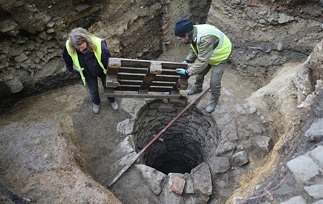 Archeologové na dvoře odkryli téměř 800 let staré obydlí. Studna, jež výkopu...