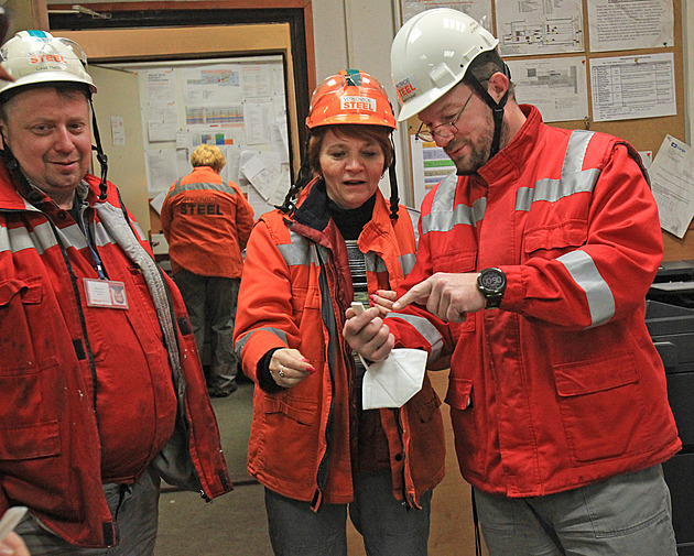 Zaměstnanci firmy Vítkovice Steel se povinně testují při příchodu na směnu.