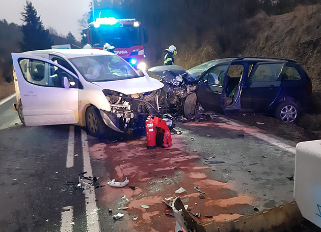 Čelní střet dvou aut u obce Obory na Příbramsku si vyžádal sedm zraněných. (12....