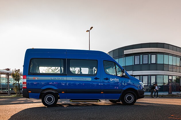 Modrý mikrobus pro cestující se sníženou pohyblivostí.