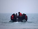 Hurá do Británie. Skupina 40 migrant vyplouvá od pobeí severní Francie pes...
