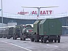 Konvoj ruských vojenských vozidel na letiti v kazachstánském Almaty (9. ledna...