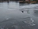 Pod trnctiletm chlapcem se propadl led na Matinm jezee v Pardubicch....